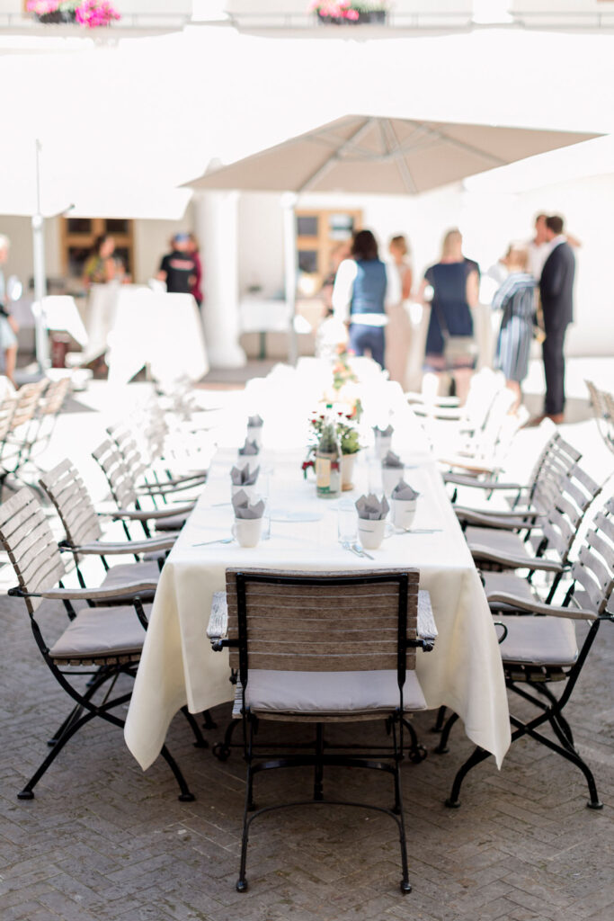 Gedeckter Tisch für das gemeinsame Essen nach der Trauung